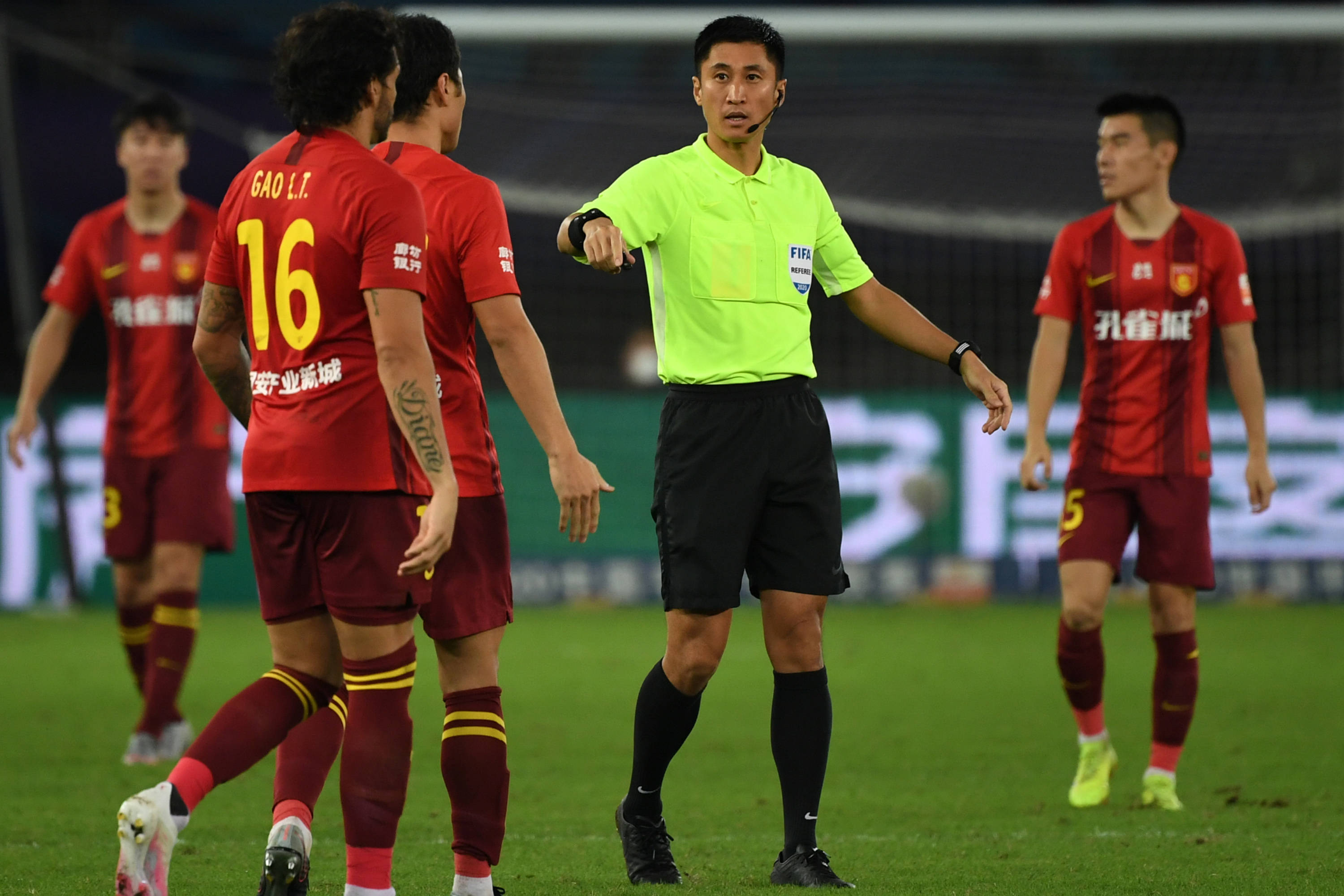 河北华夏幸福客场展现实力击败对手登上榜首