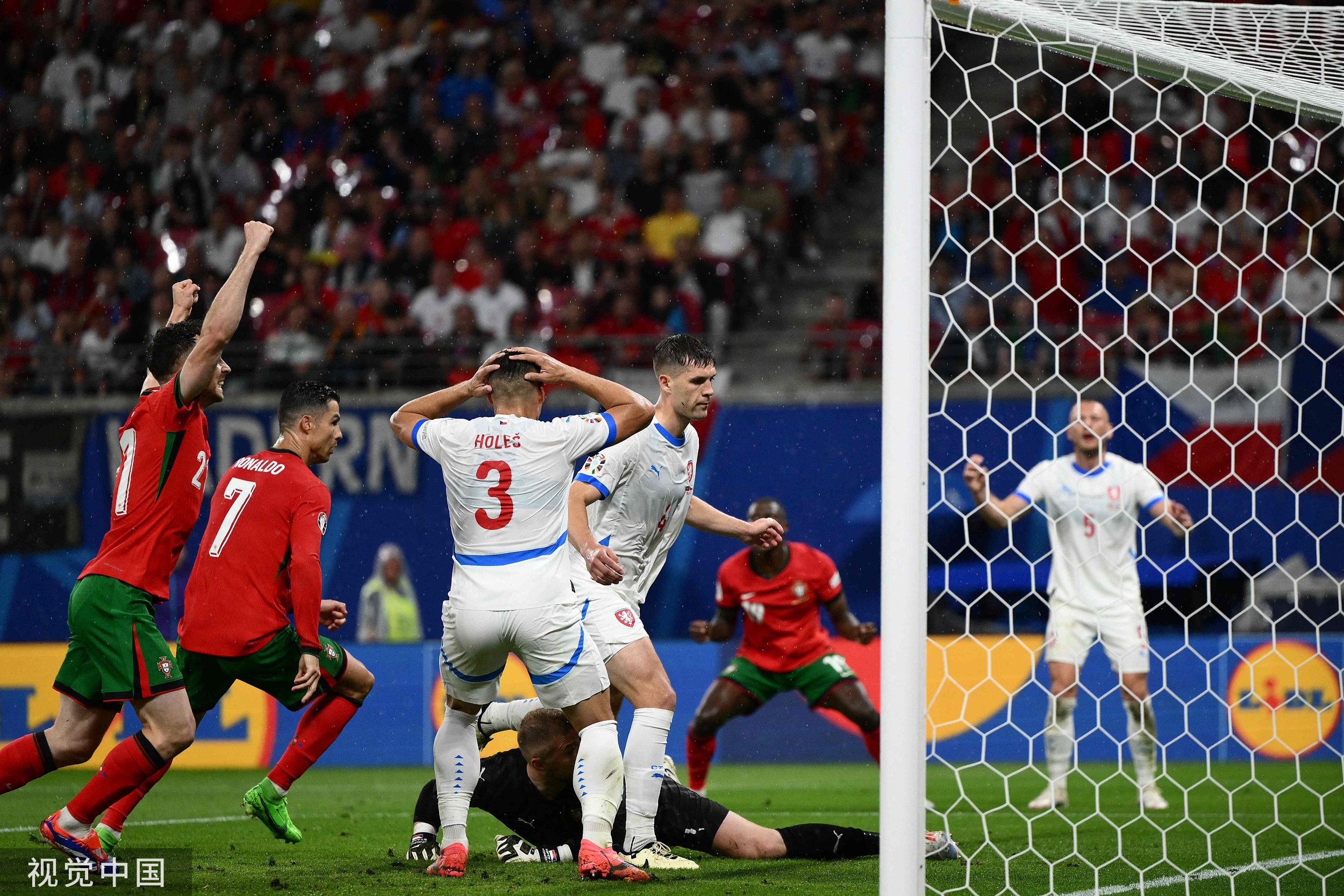 足球比赛的激烈对抗吸引众目睽睽