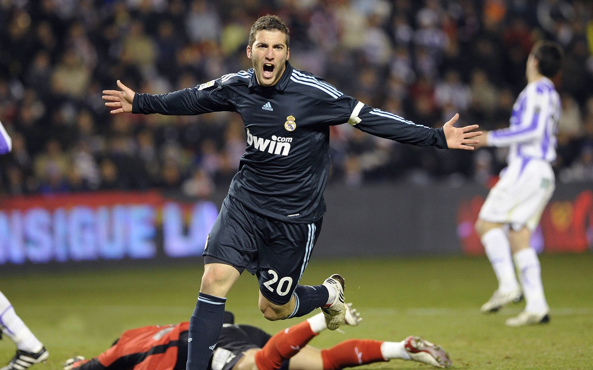 智利风暴席卷欧洲，卢卡库引领全队节奏，正面击溃马德里竞技的战术启示